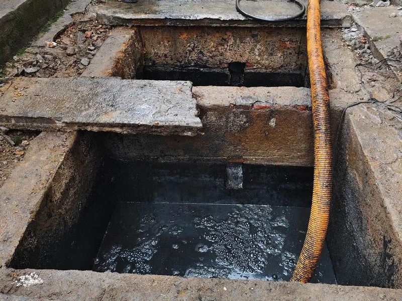 红梅村清理化粪池